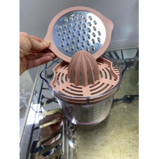 Sıkacak ve Rende Seti - Çok Amaçlı Rende Ölçüm Kabı Narenciye Limon Sıkacağı Pembe Sıkacak ve Rende Seti - Çok Amaçlı Rende Ölçüm Kabı Narenciye Limon Sıkacağı Pembe